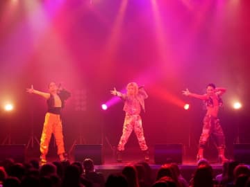 ENVii GABRIELLA、有名YouTuberがMV多数出演で話題の新曲「オワッテンネ」初パフォーマンス