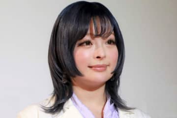 きゃりーぱみゅぱみゅ、海外のライブで神対応　予期せぬハプニングに「死んだ」　きゃりーぱみゅぱみゅさんがパリで行われたライブ中に、ファンの女性にサインを行うという神対応を見せました。