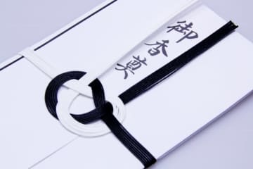突然の葬式で友達との約束をキャンセルしたら「もう少し早く連絡して」と言われて納得いかない女性