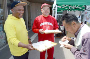 活動評価でもう1年！　横芝光の大使「住みます芸人」もぐもぐピーナッツ　特産長ネギPRに尽力