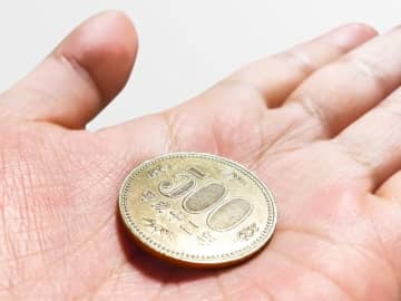 “子ども部屋おじさん”の彼氏が「たまには払う」と言うも出したのは500円玉だけで…ドン引きしたエピソード