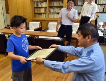 川に70代男性が転落…「助けて」の声聞き走って連絡　人命救助に貢献、鴨川小の児童に感謝状　鴨川署