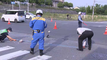 大型トラック歩行者2人ひく　高校生とみられる女性が死亡