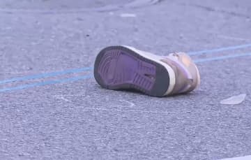 高校生とみられる女性死亡　「赤信号に気づくのが遅れた」大型トラックが歩行者2人をひく
