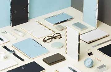 コクヨのソフトリングノート「Penott」　筆記具を持ち運べるゴムバンド搭載