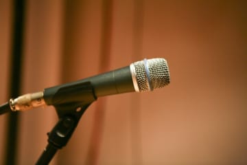 結婚式の1週間前に司会を頼まれた男性　散々な扱いでその後絶縁することに