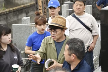 虐殺されたあめ売り男性を追悼　韓国人牧師、埼玉の墓訪問
