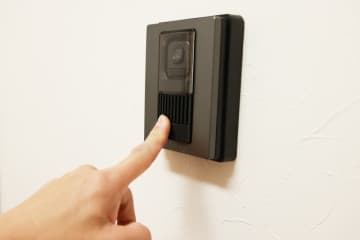 エアコンの音に因縁？ ベランダから盗撮してくる恐怖の隣人、「ガタガタうるさい」とクレームをつけてきて……【前編】