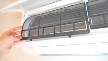 エアコンのフィルター掃除で電気代はいくら節約できる？　「室外機周辺の片付け」と一緒にやると効果的