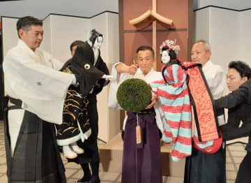桐竹勘十郎さんらが杉玉を受け取る　夏休み文楽公演の千客万来願い　「妹背山婦女庭訓」にちなみ