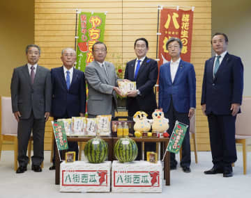 首相、千葉・八街の落花生に笑顔　市長と会談「ビールのつまみに」