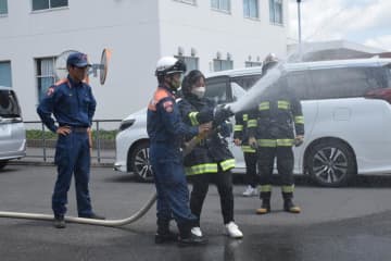 千葉県内唯一採用ゼロ　女性消防士になろう　匝瑳、横芝光で職場体験会　マタニティー制服導入や資機材の軽量化　環境整備進め働きやすく