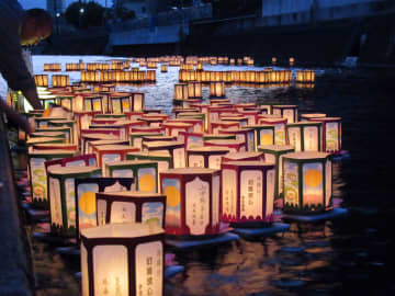 真間川で灯籠流し　先祖供養の思い込め400基　夏の風物詩4年ぶり復活でにぎわい　千葉・市川