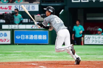 ロッテ“足のスペシャリスト”和田がプロ初アーチ　6年目192打席目で…敵地騒然