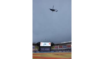 絶好調のロッテ　8月10日のオリックス戦でヘリコプター飛来イベントを実施！セコムが保有するヘリコプターが球場上空からボールを投下！