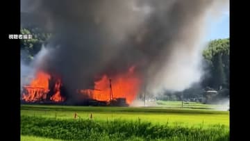 【速報】赤い炎と黒煙...木材店で火事　消防車13台以上が消火活動中
