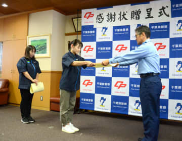 間一髪…　場所尋ね電子マネー4万円分購入、店出た男性は携帯を…　店員が追いかけ声かける　千葉・東金のファミマ店員へ感謝状　電話de詐欺の被害防止