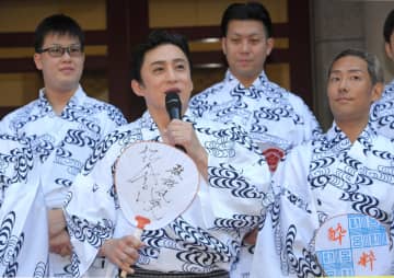 松本幸四郎「歌舞伎の底力を見せつけたい」八月納涼歌舞伎　花形18人が集結　8年ぶり劇場前イベントに黄色い声援