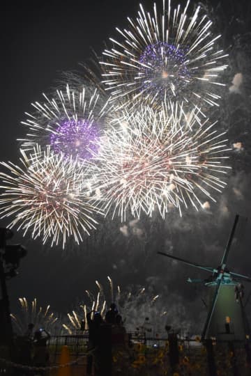 夜空彩る10万発　千葉県内の花火大会ピーク　夏の風物詩復活　「コロナ前」規模に
