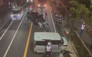 車が正面衝突か　フロント部分が大きく破損　3人けが　千葉市