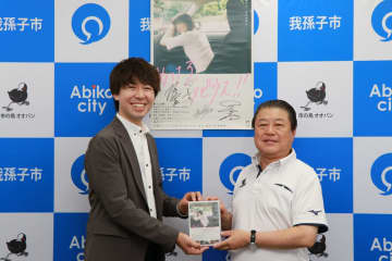 我孫子市内がメインロケ地の映画「ぬけろ、メビウス！！」加藤監督が市を表敬訪問