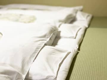 最悪！彼氏を旅行に連れてきた友人のトンデモ行動　3人で川の字で寝て「夜中には想像通りの展開に……」