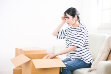 着払いで古着を送ってくる迷惑な友人　身長も服の趣味も違うのに「子どもでも着れるやろ」と言われ絶句した女性