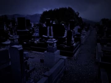 職場が墓地の近くで「夜になるとほぼ毎日のように幽霊と遭遇していました」と語る女性【夏の怪談特集】