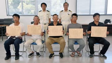 ゴムボートで海釣り中、三角波受け転落　漁師6人が連携、男性2人救出　鴨川、仁右衛門島近く