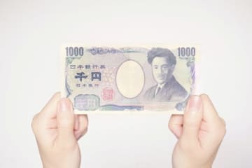 友人の車に乗ったらガソリン代とは別に「1回に1000円と子どもへのお菓子を渡すのが常識だ」と言われ、払い続けた女性　