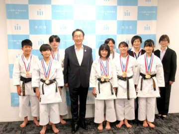 全国初V・千葉県メダル報告　市川の空手団体「明桜塾」　鍛えた選手、活躍光る