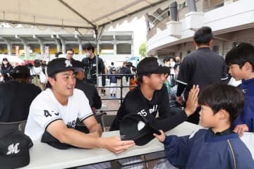 ロッテ、キッズキャップをプレゼント　選手から手渡しで実施…9月10日の2軍ハム戦