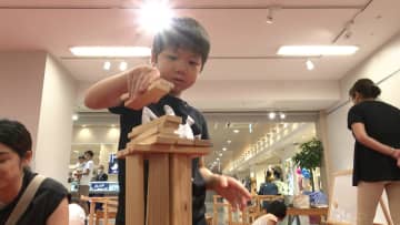         「環境問題考えるきっかけに」 岡島で木育キャラバン 子どもたちに森林の大切さ伝える 山梨県      
