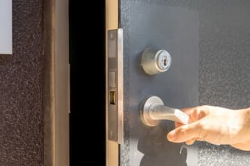 中古マンションに引っ越した男性 「寝たきりの老人もいるので騒ぎ過ぎないように」と子どもの騒音を注意され……