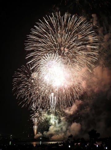 鮮やか1万3000発　夏の夜空に大輪　千葉・木更津港まつり花火大会　4年ぶり通常開催