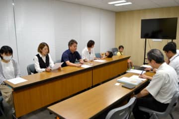 教室不足でグラウンドにプレハブ校舎　「密集しけが」「運動会全生徒でできず」　保護者ら不安、拡張を要望　児童数急増の千葉市立誉田東小　　