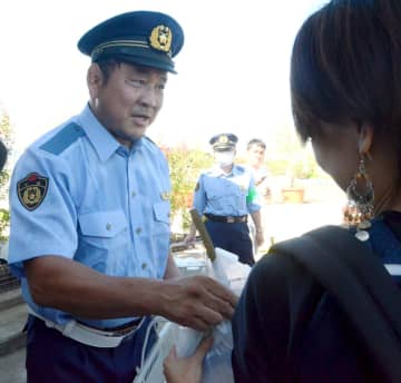 プロレスラー永田選手、警官姿で“参戦”　「電話de詐欺根絶」「飲酒運転NO」地元で呼びかけ　東金署防犯イベント