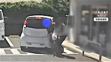 【あ然】駐車場で車が突然バックし男性に衝突　「警察を呼ぶのは困る」と引き止める被害者蹴散らし無謀運転で逃走