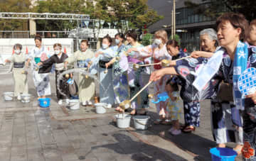 暑い中でも涼感じて！　昔ながらの打ち水、着物や浴衣姿で楽しむ　千葉中央公園でイベント