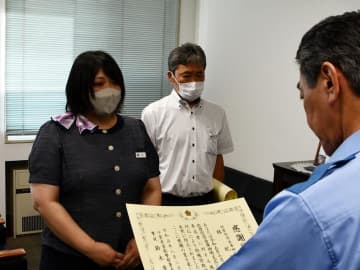 「5千円払えば1億5500万円がもらえる」　50代男性から振り込み方法尋ねられ　詐欺疑い被害防止　千葉・香取署、信金2職員に感謝状