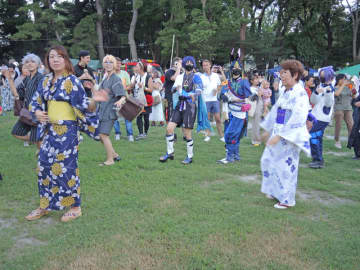 松戸にコスプレ愛好者ら2500人　盆踊りにも参加　「コスプレーヤーにフレンドリー」感謝の声
