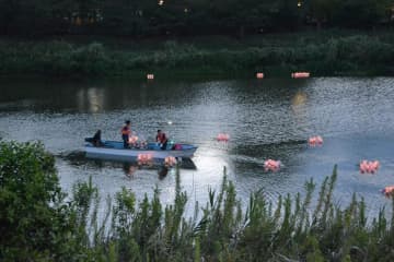 厳かに灯籠流し　打ち上げ花火5000発歓声響く　4年ぶり「八千代ふるさと親子祭」