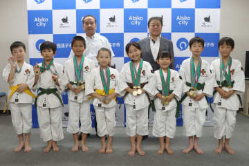 我孫子市の少林寺拳法道場で鍛錬する小学生8人が世界大会出場を市長へ報告