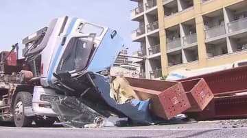 運転席が前に倒れぐちゃぐちゃに…大型トレーラーから鉄骨1.6トンが落下　運転手が一時閉じ込めも軽傷