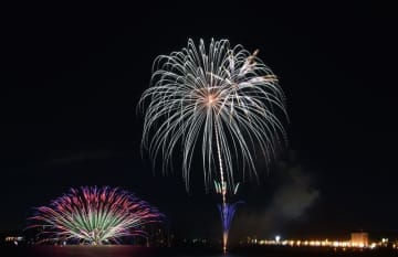 夜空と海彩る3000発　2万5000人が歓声　台風影響で延期の館山湾花火大会