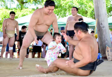 子どもたちが力士に挑戦　4年ぶり　錣山部屋ふれあい相撲　茂原　迫力稽古も披露