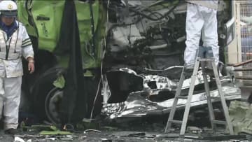 双方フロント大破…未明に大型トラック同士が正面衝突　1人車外に投げ出され死亡　千葉