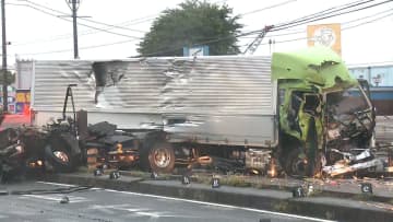 【速報】トレーラーが大型トラックと正面衝突　中央分離帯越え大破　1人死亡　千葉・柏市