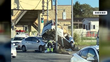【事故の瞬間映像入手】猛スピードで直進する車と右折車が衝突…車体ごと持ち上げられ折り重なる「車から出られない」