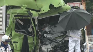 エンジンむき出し…トラックとトレーラー正面衝突で男性死亡　雨で路面ぬれていた？現場は9時間通行止めに